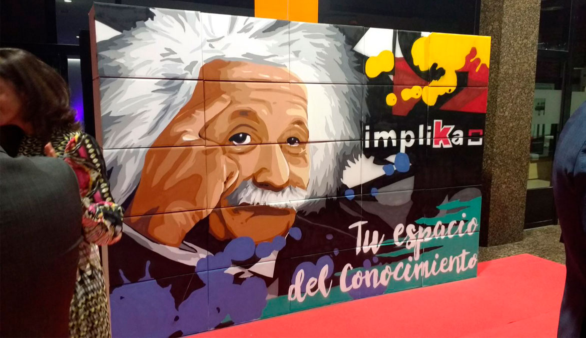 Graffiti de Albert Einstein en evento de inauguración en Bilbao.