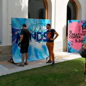 Alumno habla con el grafitero en el evento.