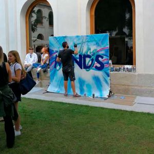 Grafitero pintando en directo en evento en Segovia.