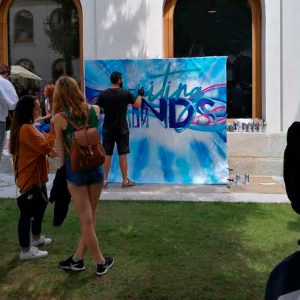 Grafitero pintando en directo en evento de universidad.