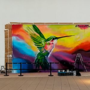 Graffiti de colibrí pintado en evento en Madrid